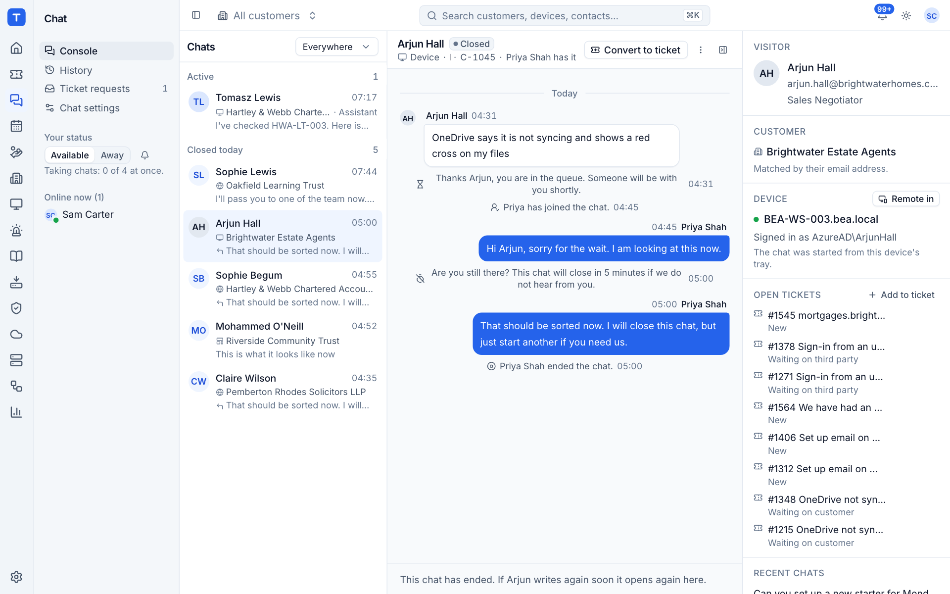 The chat console with the queue, a conversation and the context panel